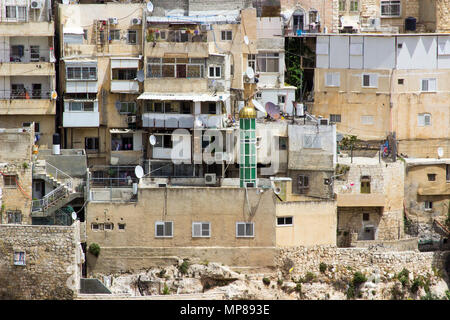 Ein Blick über den Bach Kidron Tal auf den Ölberg in Jerusalem von den Schritten zu Hiskias Tunnel in die Stadt Jerusalem in Israel. Stockfoto