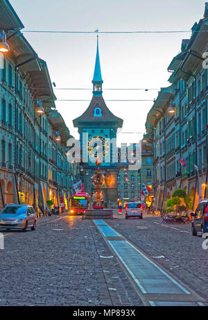 Bern, Schweiz - 21 August 2013: Zytglogge Turm auf kramgasse Straße mit Geschäften in der Altstadt von Bern, Schweiz in der eveni Stockfoto