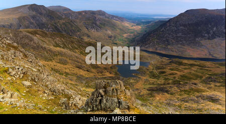 Llyn Bochclwyd und der Ogwen Valley vom Gipfel des Glyder Fach, Snowdonia National Park, Wales Stockfoto