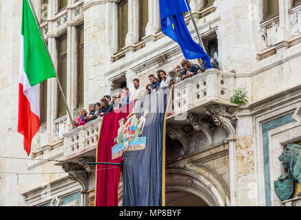 CAGLIARI, Italien - 1. Mai 2018: Das berühmte Festival von Sant'Efisio in Sardinien. Behörde auf dem Balkon des Palazzo Civico der Stadt Cagliari. Stockfoto