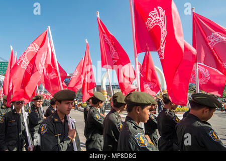 Thailändische Soldaten an einer Parade auf dem traditionellen Elephant Round Up Festival in der Stadt Surin im Isaan in Thailand. Thailand, Isan, Surin, November, 201 Stockfoto