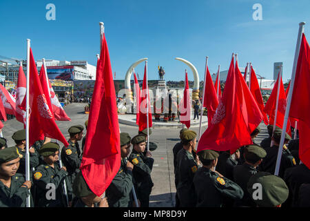 Thailändische Soldaten an einer Parade auf dem traditionellen Elephant Round Up Festival in der Stadt Surin im Isaan in Thailand. Thailand, Isan, Surin, November, 201 Stockfoto