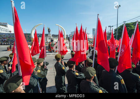 Thailändische Soldaten an einer Parade auf dem traditionellen Elephant Round Up Festival in der Stadt Surin im Isaan in Thailand. Thailand, Isan, Surin, November, 201 Stockfoto