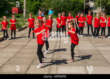 Lemberg, Ukraine - 06.Mai 2018: Festliche Veranstaltungen anlässlich der Stadt Tag. Kinder Tanz an der Konkurrenz der Tanzgruppen. Stockfoto