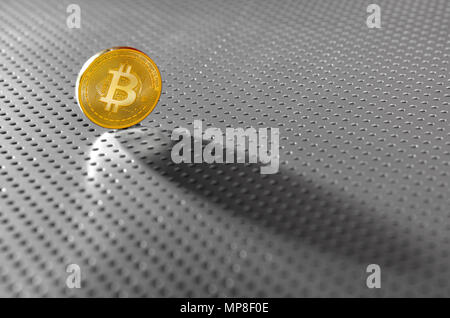 Bitcoin BTC Münze Schatten auf dem Boden silberner Hintergrund Stockfoto