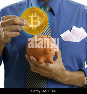 Geschäftsmann speichern Bitcoin BTC in piggy Bank Holding Konzept Stockfoto