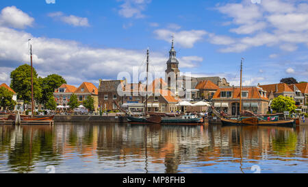 BLOKZIJL, Niederlande - 13. JULI 2017: Hafen im historischen Dorf Blokzijl an sonnigen Sommertagen mit alten flachen Boden, Schiffe und monumentale Ho Stockfoto