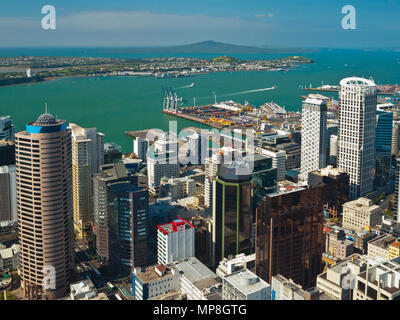 Luftaufnahme über Auckland Downtown City mit Vulkan von rangitoto am Horizont, Neuseeland Stockfoto