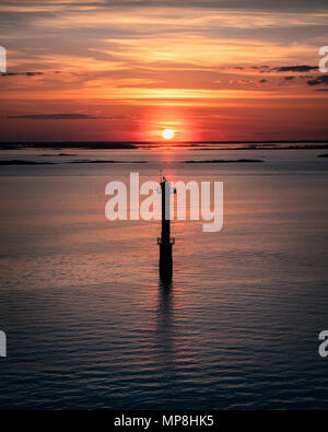 Malerische Landschaft bei Sonnenuntergang mit Blick auf das Meer und den Leuchtturm am Abend in Finnland Stockfoto