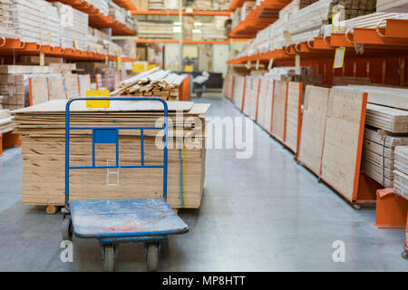 Shop von Baustoffen. Regale mit Platten, Holz und Baustoffe. Verpackt Bretter im Gebäude lagern. trockenen flachen Bretter zusammen gestapelt. clo Stockfoto