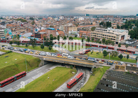 Luftaufnahme des frühen Morgens den Berufsverkehr mit zahlreichen Taxis und artikuliert Transmilenio Busse in Kolumbiens Hauptstadt Bogotá Stockfoto