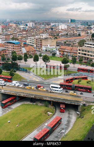 Luftaufnahme des frühen Morgens den Berufsverkehr mit zahlreichen Taxis und artikuliert Transmilenio Busse in Kolumbiens Hauptstadt Bogotá Stockfoto