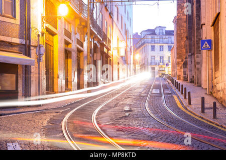 Gelbe Straßenbahnlinie 28 in Alfama in der Nacht, Lissabon, Portugal Stockfoto