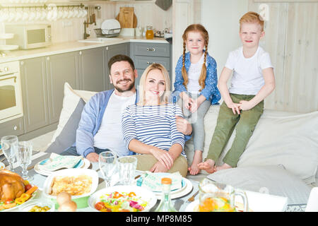 Erfolgreiche Familie Posing zu Hause Stockfoto