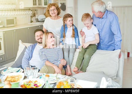 Glückliche Familie zu Hause Stockfoto