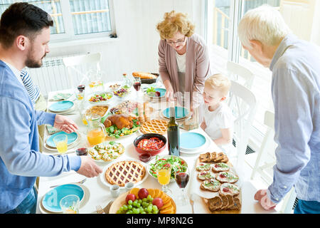 Happy Family Einstellung Tisch für das Abendessen Stockfoto