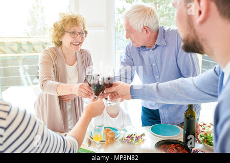 Großeltern genießen Familie Feier Stockfoto