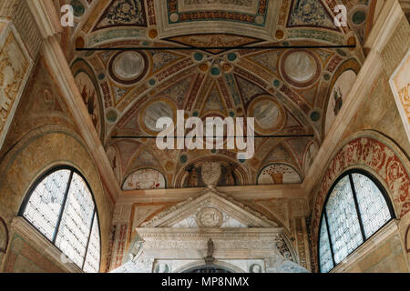 Certosa di Pavia, Italien - 18. Mai 2018: Die Decke der Certosa di Pavia, typische der lombardischen Architektur und vereint Gotik und Renaissance Stil Stockfoto