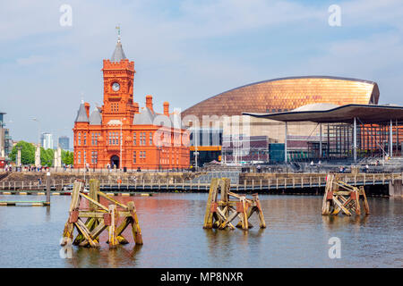 Bucht von Cardiff, Wales, UK. Pierhead Building & Millennium Center in der walisischen Hauptstadt. Stockfoto