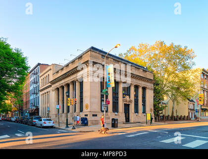 Philadelphia, USA - Mai 5, 2015: Corn Exchange National Bank Trust Company in Arch Street in Philadelphia, Pennsylvania, USA. Touristen auf der Straße Stockfoto