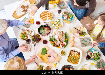 Blick von oben auf die Familie Abendessen Stockfoto