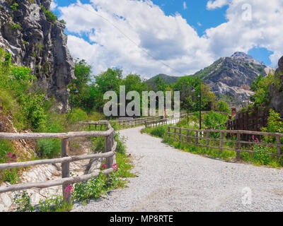 CARRARA, Italien, 20. Mai 2108: Die steinbrüche in den Apuanischen Alpen in der Nähe von Carrara, Massa Carrara Region Italiens. Pfad zum römischen Steinbruch. Stockfoto