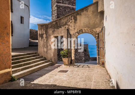 die schöne Allee von Castelsardo alte Stadt - Sardinien - Italien Stockfoto