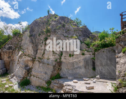 CARRARA, Italien, 20. Mai 2108: Die steinbrüche in den Apuanischen Alpen in der Nähe von Carrara, Massa Carrara Region Italiens. Hier, der antiken römischen Steinbruch. Stockfoto