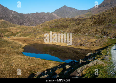 Ein Morgen auf den Snowdon Bergleute Track im Snowdonia-nationalpark. Schießen aus der Nähe von Beginn der Strecke oben auf dem Gipfel des Snowdon. Stockfoto