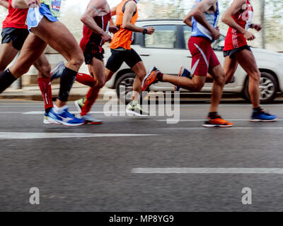 Rom, Italien, 8. April 2018: Gruppe Männer Läufer laufen Straße in Rom Marathon und Laufen für Spaß Stockfoto