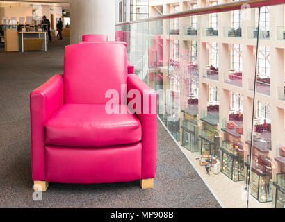 Salt Lake City, Utah, USA - Mai 2, 2018: Rosa Leder Stuhl in Salt Lake City Public Library, Utah. Stockfoto