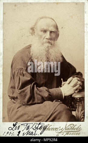 . Cabinet portrait Foto von Tolstoi von Scherer & Nabholz, Moskau, 3/4-Länge, mit seinen Händen ruht auf einem Tisch, unterzeichneten und datierten sitzt. 1901. Scherer & Nabholz, Moskau 802 Leo Tolstoi von Scherer & Amp; Nabholz, 1901 Stockfoto