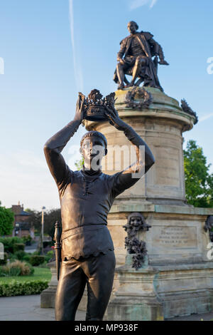 Prinz Hal Statue vor der Gower Memorial am frühen Morgen Frühling Sonnenlicht. Stratford-upon-Avon, Warwickshire, England Stockfoto