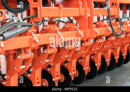 Neue, moderne Landmaschinen. Stoppel Kultivator close-up. Landmaschinen in landwirtschaftliche Messe. Teile und Komponenten der landwirtschaftlichen Mac Stockfoto