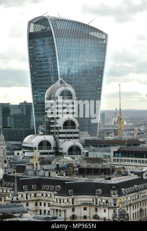 Die Lloyds Versicherung Gebäude steht vor 20 Fenchurch Street, das Walkie Talkie Gebäude in der Londoner City Stockfoto