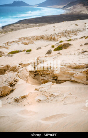 Surreale sand felsigen Stein in der Düne auf der atlantischen Küste auf Baia Das GATAS. Nördlich von Calhau, Insel Sao Vicente Kap Verde Stockfoto