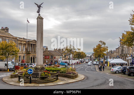 Skipton High Street an einem bewölkten Tag. angezeigt Das Kriegerdenkmal von John Cassidy, North Yorkshire, UK. Stockfoto