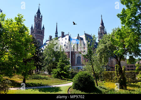 Ein Blick auf den Friedenspalast in Den Haag mit der Garten vor dem Friedenspalast und der Flagge der UN (Vereinte Nationen). Stockfoto