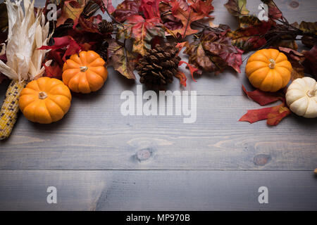 Herbst, Herbst Kürbisse, Blätter und Gemüse auf einem hölzernen Hintergrund. Thanksgiving theme. Stockfoto