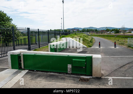 Neue hochwasserschutz Regelung neben Wasser des Leith bei Murrayfield, Edinburgh, Schottland, Vereinigtes Königreich, Großbritannien Stockfoto