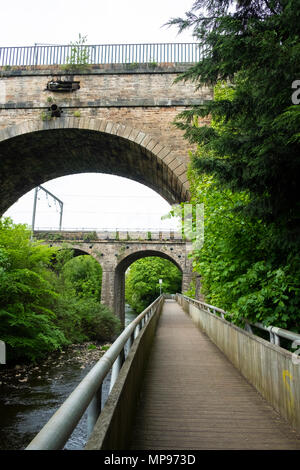 Blick auf das Wasser des Leith Gehwegs, wie es unter Aquädukt Durchführung der Union Canal in Edinburgh, Schottland, Vereinigtes Königreich, Großbritannien Stockfoto