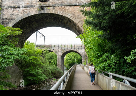 Blick auf das Wasser des Leith Gehwegs, wie es unter Aquädukt Durchführung der Union Canal in Edinburgh, Schottland, Vereinigtes Königreich, Großbritannien Stockfoto