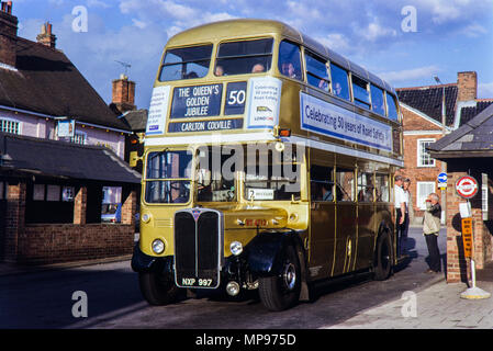 Die Königinnen feiern goldenes Jubiläum sowie 50 Jahr der Straßensicherheit, Transport for London dieses AEC Double Decker London Bus gold bemalt Stockfoto