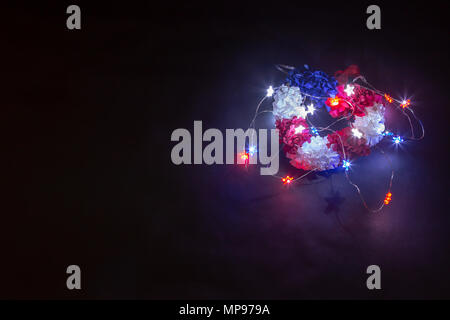 Herzen von Blumen mit Beleuchtung mit Farben der amerikanischen Flagge Stockfoto