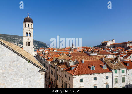 Die Franziskaner Kirche und Kloster auf dem Stradun, (Hauptstraße) und die Dächer der alten Stadt, Dubrovnik, Kroatien. Stockfoto