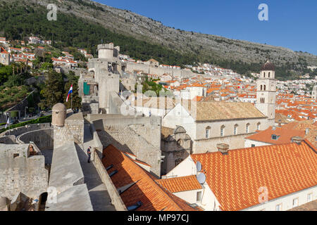 Blick von der Stadtmauer über die Altstadt von Dubrovnik, Kroatien. Stockfoto