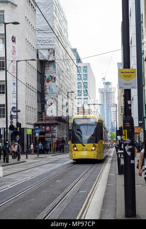 MANCHESTER, England - 20. Mai, 2018: die Straßenbahn auf der Metrolink light rail System im Stadtzentrum von Manchester Stockfoto