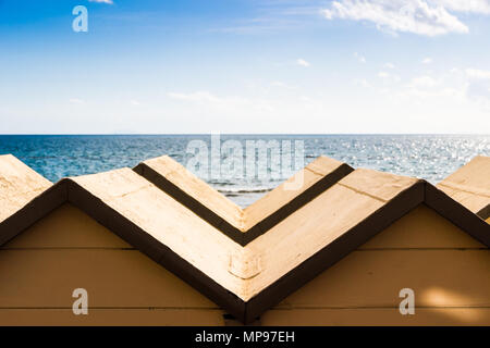 Follonica Strand und Baden Hütten vor Tyrrhenischen Meer, Italien Stockfoto