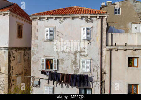 Typische Ansicht der Eigenschaften innerhalb der alten Stadtmauern gesehen von der Stadtmauer in die Altstadt, Dubrovnik, Kroatien. Stockfoto