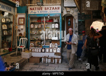 Jerusalem, Israel - 16. Mai 2018: Blick auf die Souvenirläden in der Altstadt von Jerusalem, Israel. Stockfoto